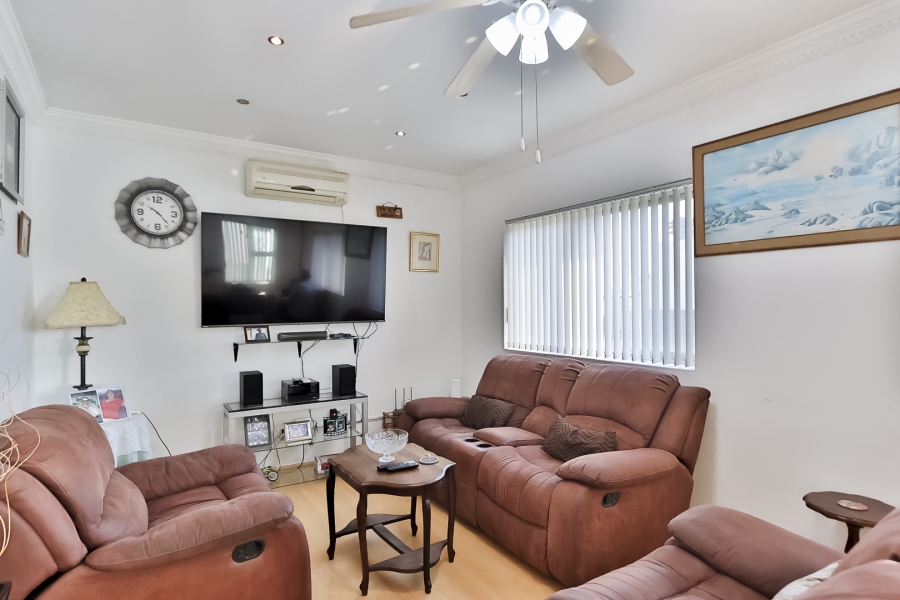 5 Bedroom Property for Sale in Gustrouw Western Cape